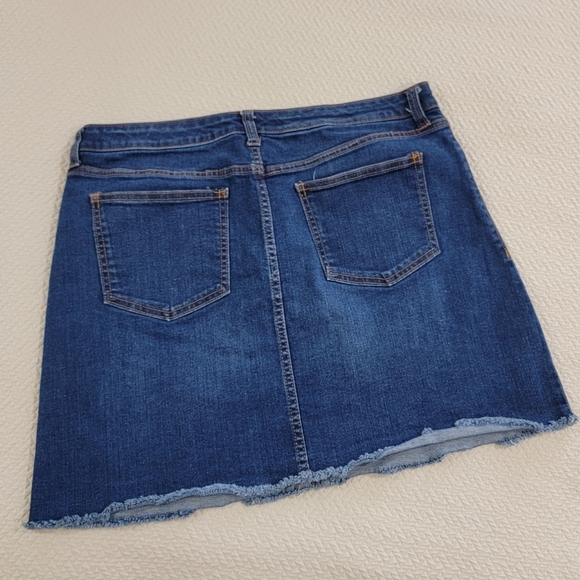 Universal Thread Denim Blue Skirt Size 14 Cut Off Jeans Frayed Hem Fringe - Picture 2 of 13